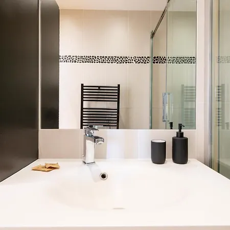 Air-conditioned 2-br With Garage Near The Apartment Cannes