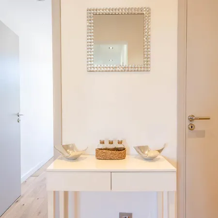 Apartment Air-conditioned 2-br With Garage Near The *