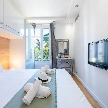 Air-conditioned 2-br With Garage Near The Apartment Cannes