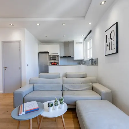 Air-conditioned 2-br With Garage Near The 아파트