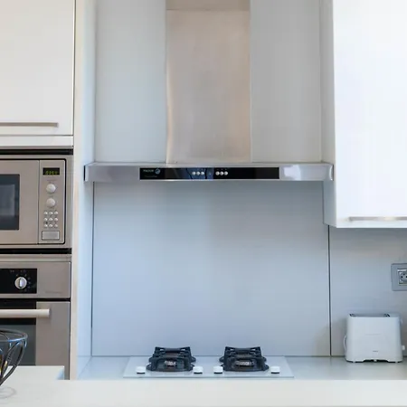 아파트 Air-conditioned 2-br With Garage Near The *